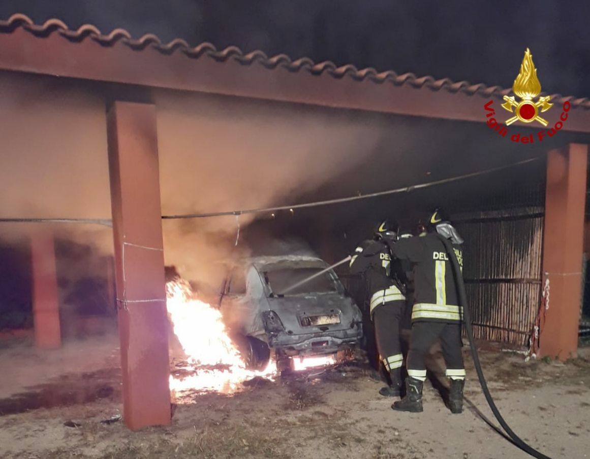 Auto in fiamme a Valledoria, notte di lavoro per i vigili del fuoco