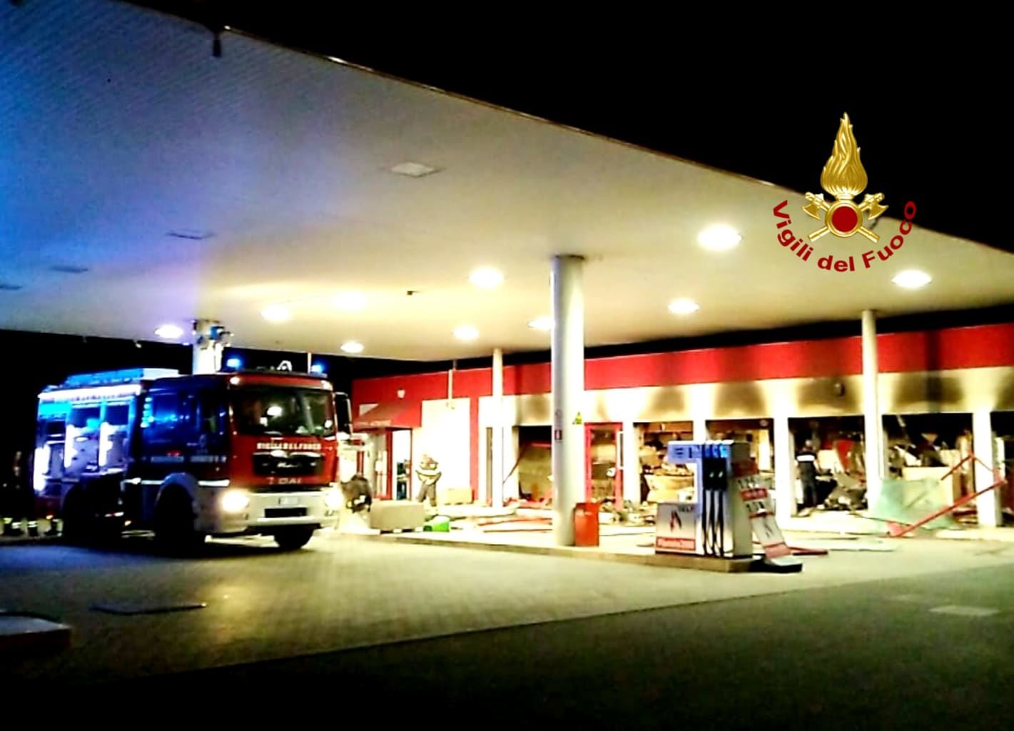Fiamme a Dolianova, incendiato nella notte il bar di un distributore di benzina