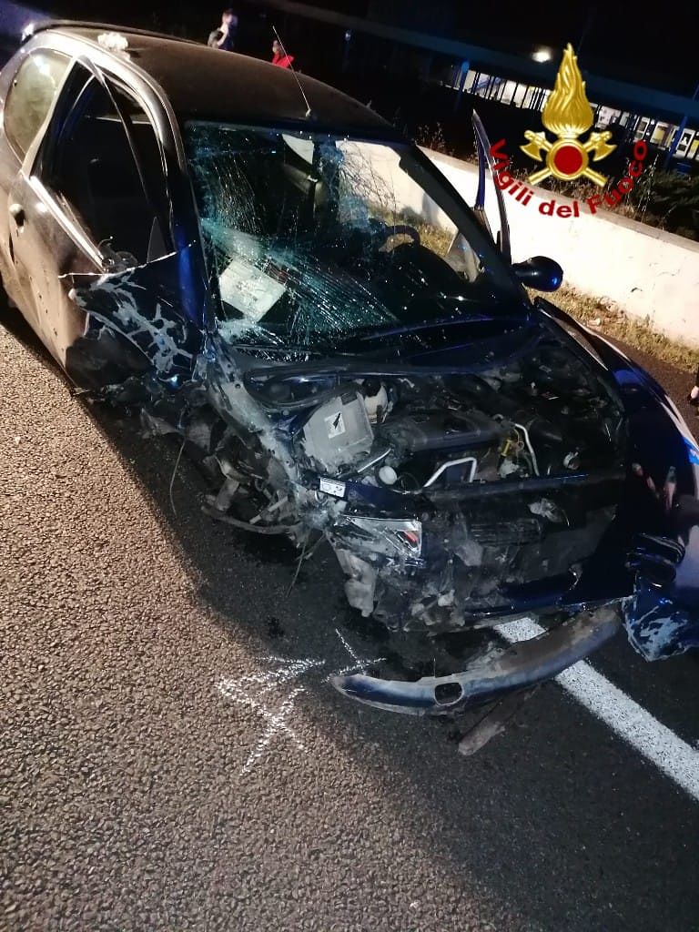 Contromano sulla Ss 130, poi lo schianto a Elmas: sono due i feriti