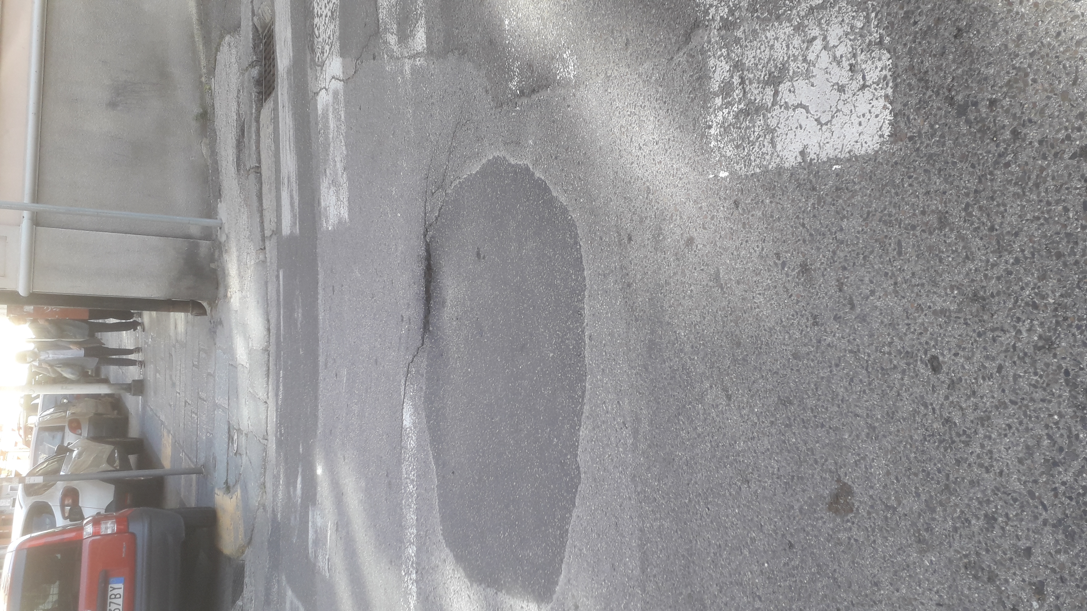 Nuove voragini in formazione in via Tigellio: sull’asfalto i segni del cedimento