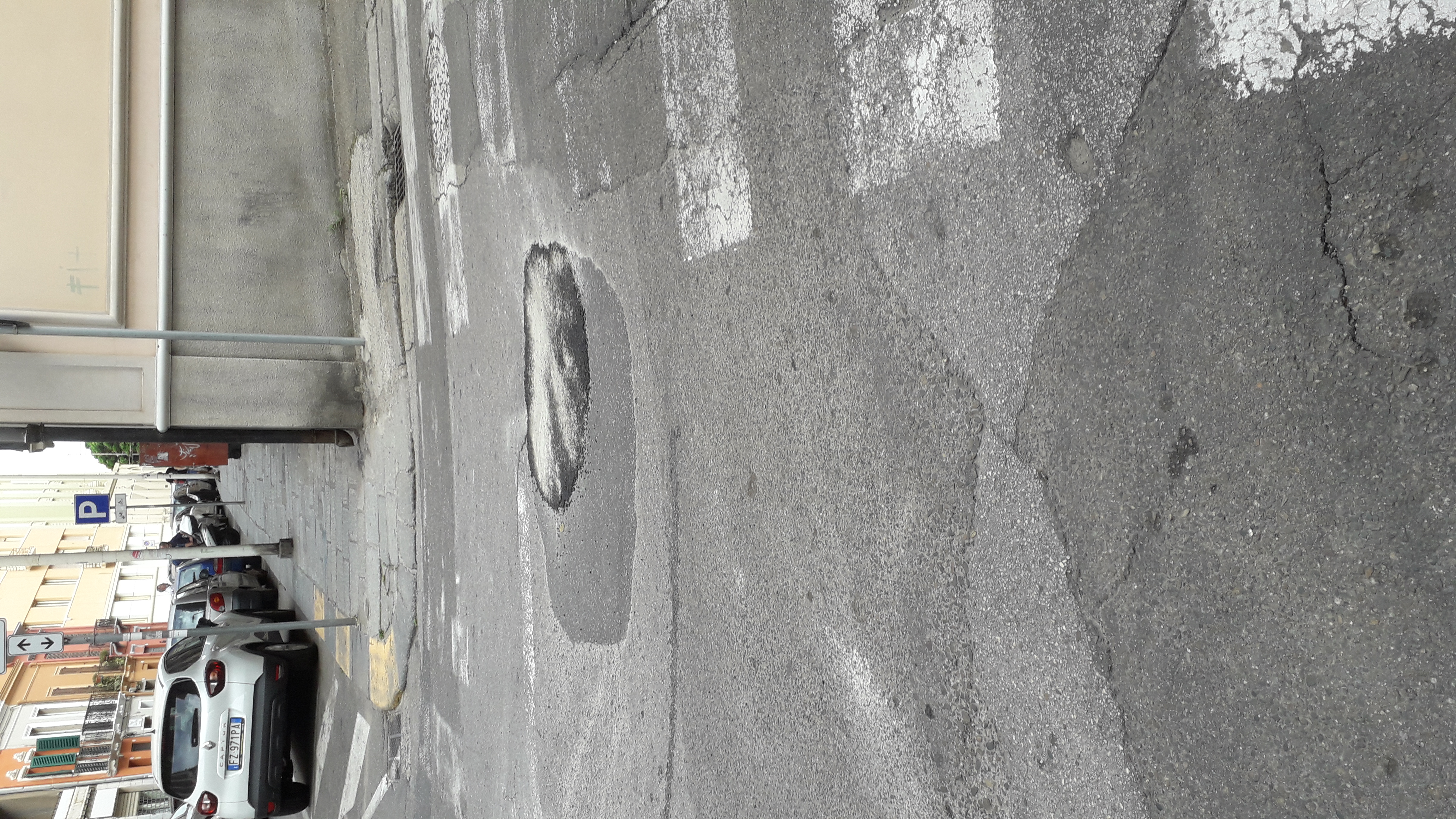 Cagliari, la beffa della crepa aperta in via Tigellio: “Invece che ripararla, ci hanno messo una toppa”