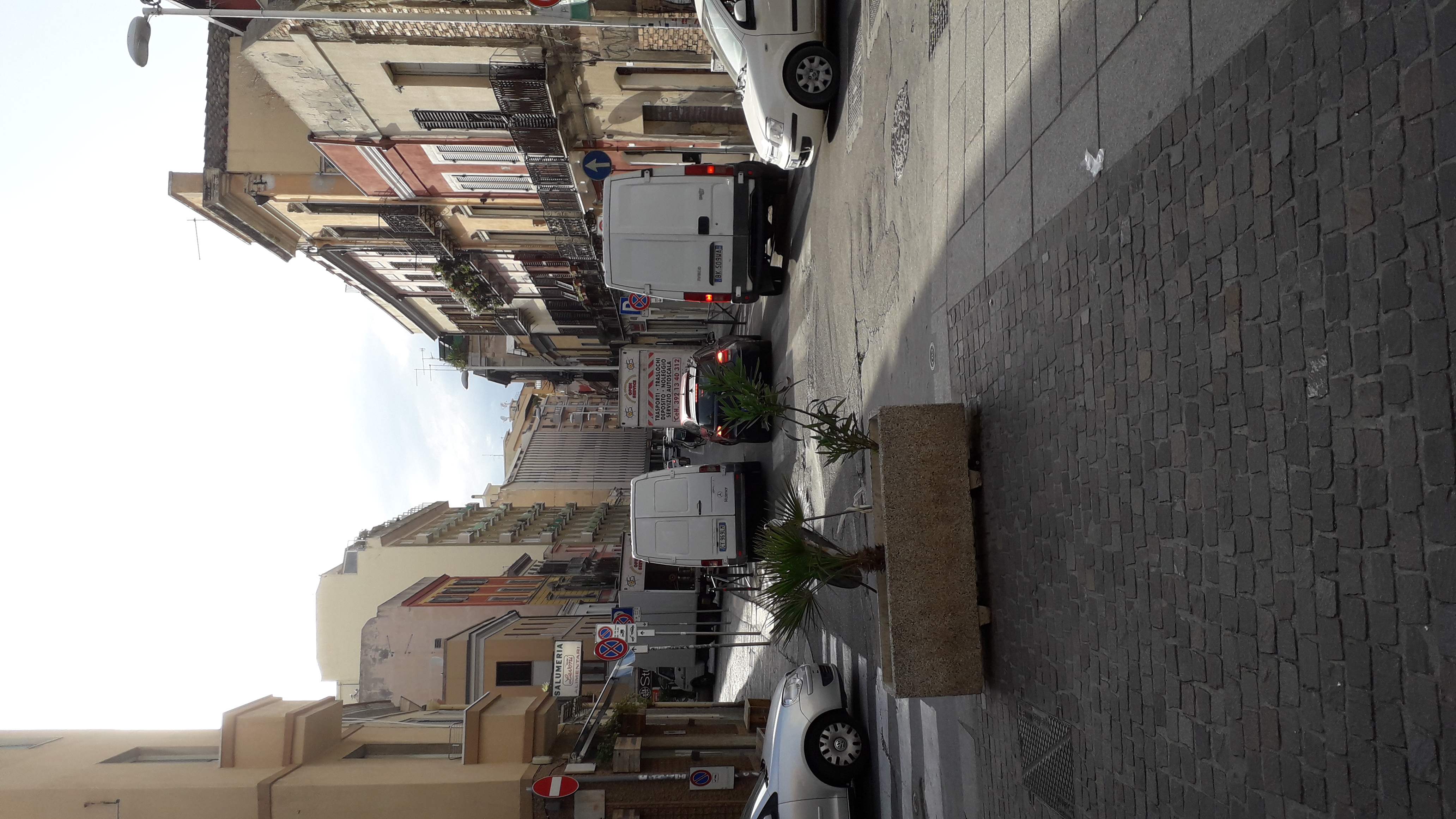 Cagliari, i camioncini “padroncini” bloccano il traffico nel Corso non pedonale: “Caos giornaliero”