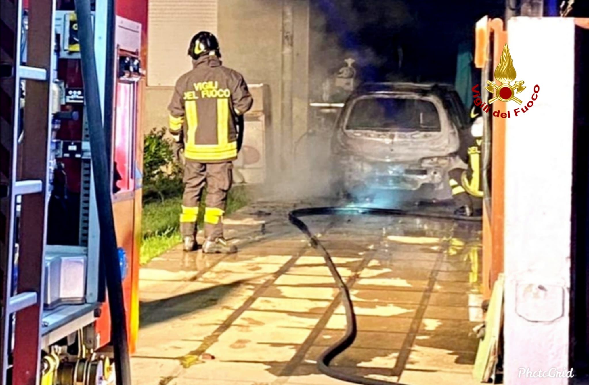 Fiamme nella notte a Villasor, distrutta un’auto in un cortile privato