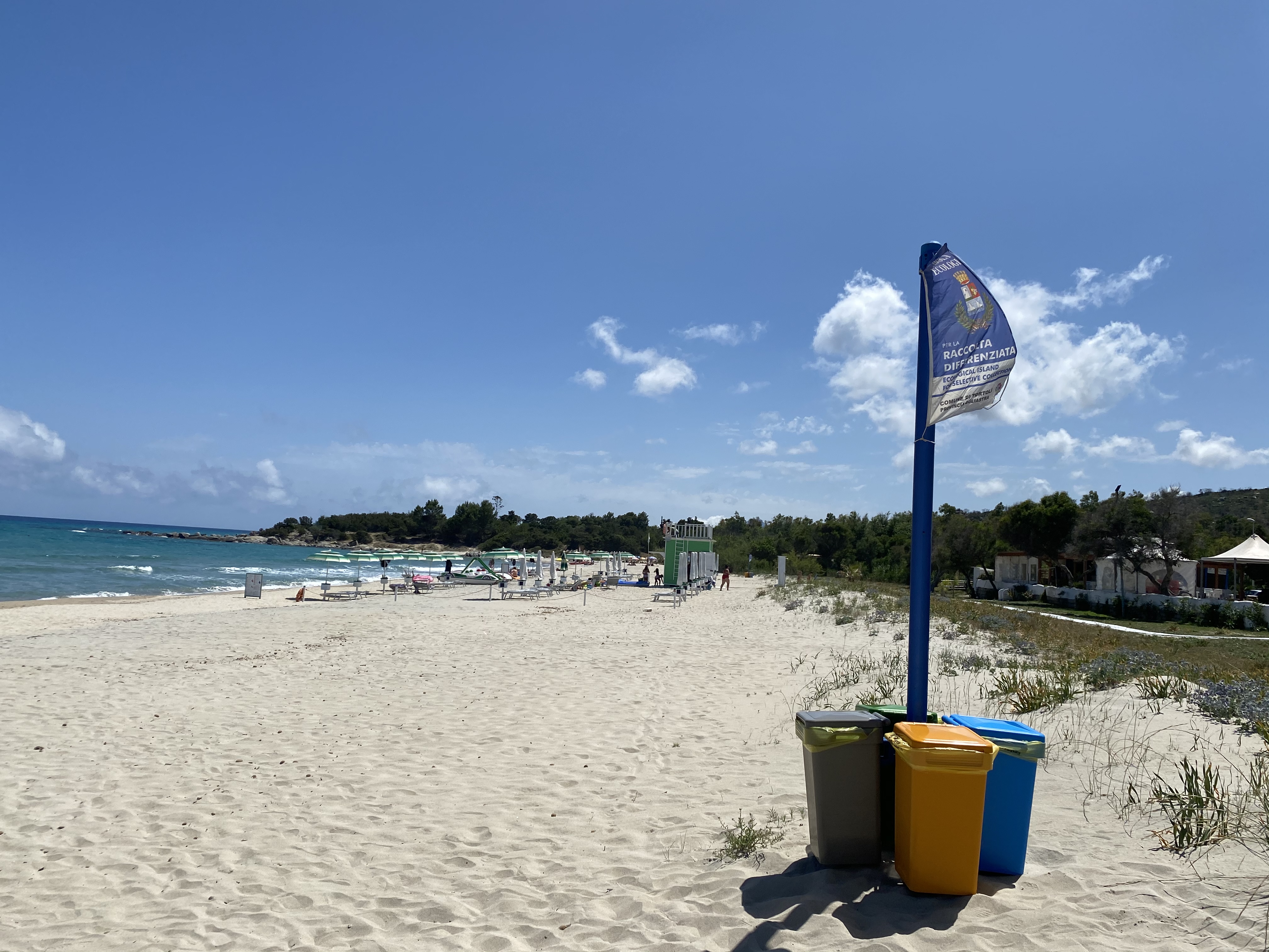 L’esempio di Tortolì per i rifiuti in spiaggia: posizionate 40 isole ecologiche nelle spiagge
