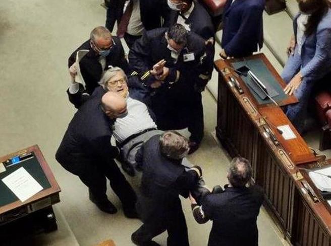 Sgarbi attacca magistrati e deputate, espulso dall’Aula e portato via di peso