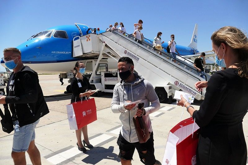 Elmas, il primo volo internazionale arriva da Amsterdam: vino e gel igienizzante al mirto donati ai passeggeri