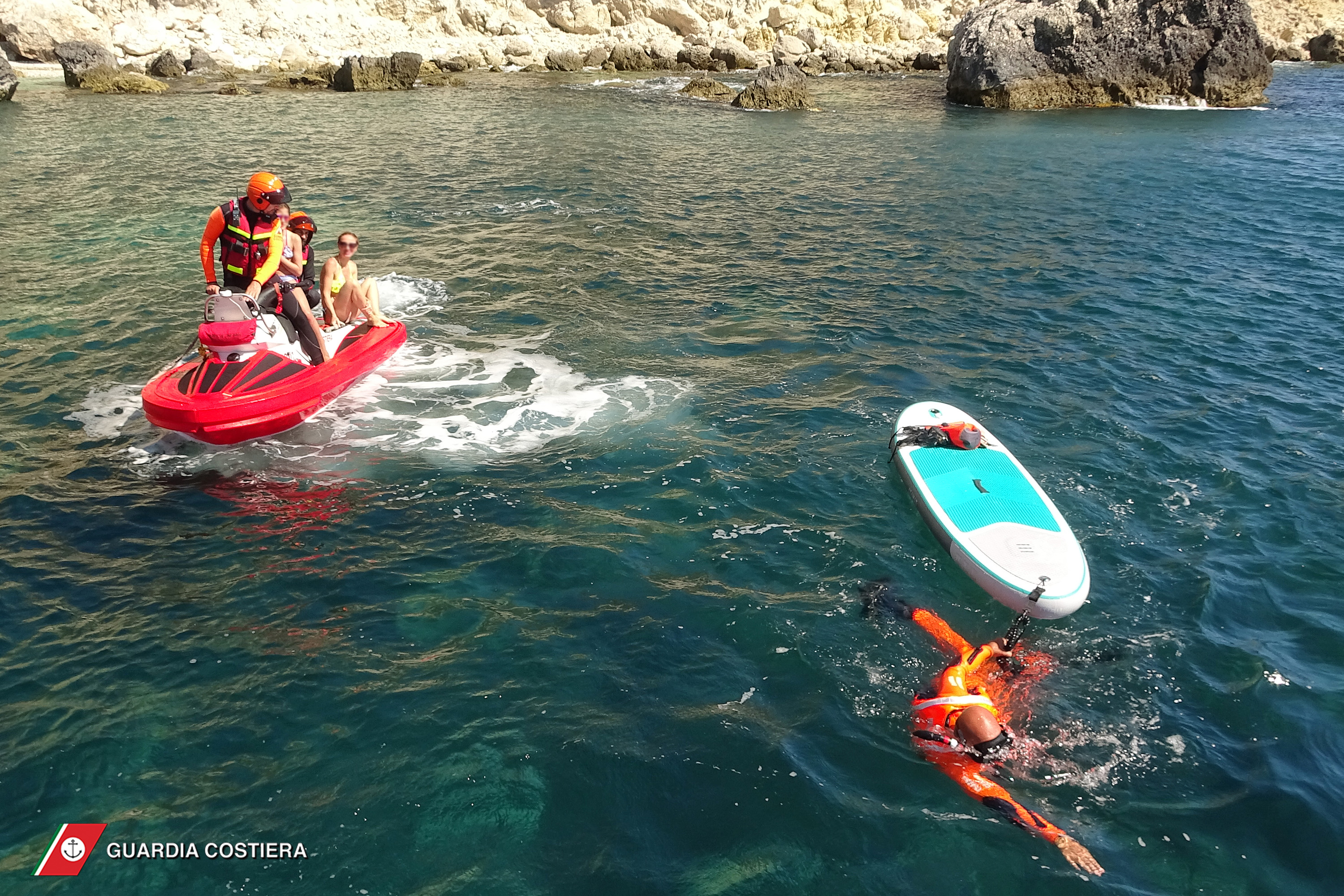 Maestrale al Poetto, gli acquascooter della Capitaneria salvano un’anziana e tre persone in difficoltà con un minore