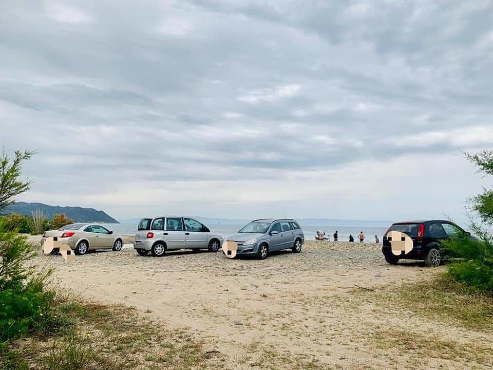 Inciviltà a Santa Margherita, Suv in spiaggia e auto sopra il litorale riqualificato: scattano maxi multe