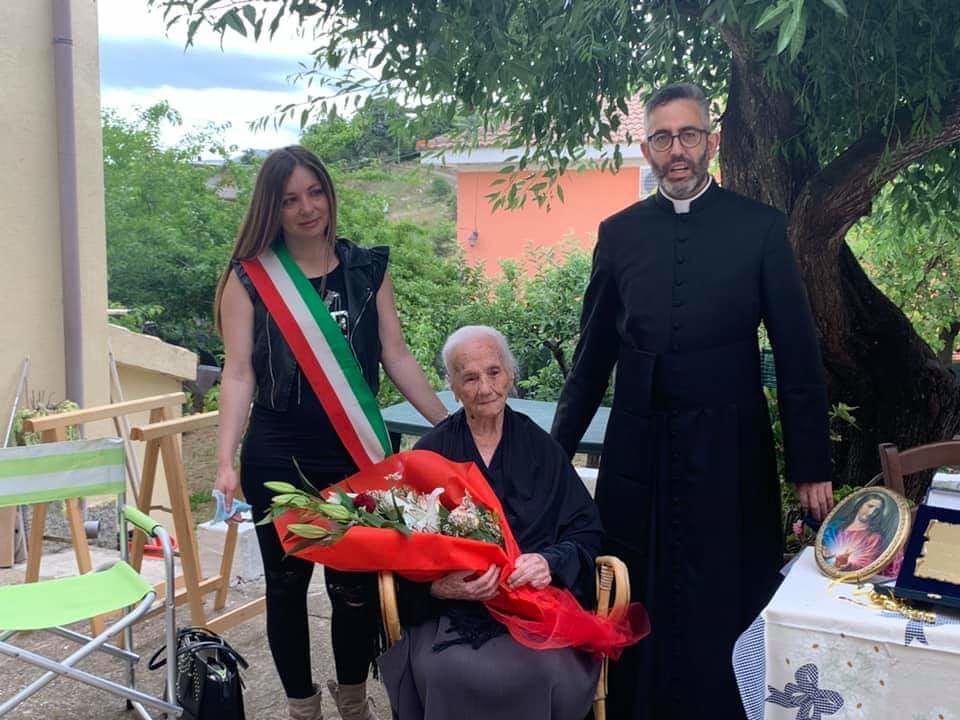 Onanì, nel cuore della Sardegna il suono delle campane annuncia i cento anni di tzia Antoniedda