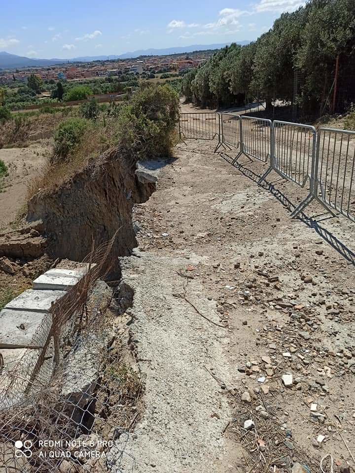 Is Arenas Foradas, la strada incubo della periferia di Sestu: “Slalom fra transenne e cedimenti”
