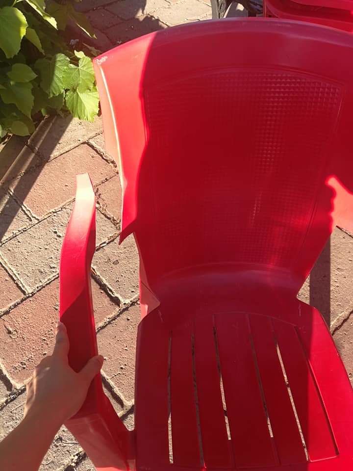 Gonnesa, ragazzino distrugge le sedie di un bar e poi si pente: “Pago i danni”