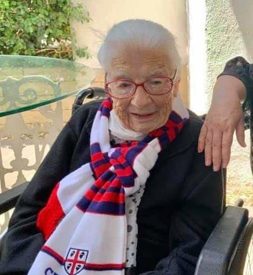 Quartucciu in festa per i 107 anni di tzia Emanuela Farci, la trisnonna tifosa del Cagliari