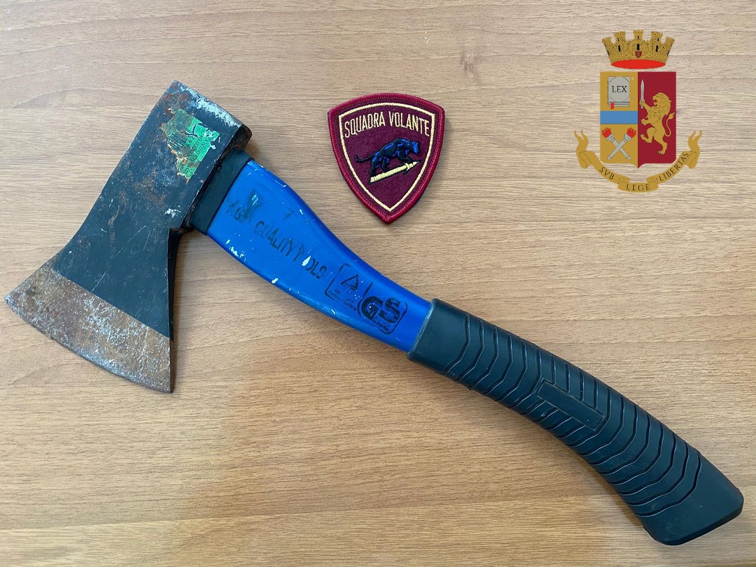 Cagliari, gira con un’ascia nel bauletto dello scooter: denunciato dalla Polizia un 49enne cagliaritano