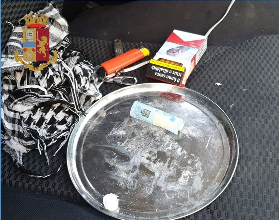 Manovre spericolate in via Santa Gilla, marocchino in manette: in auto cocaina e una catena in ferro