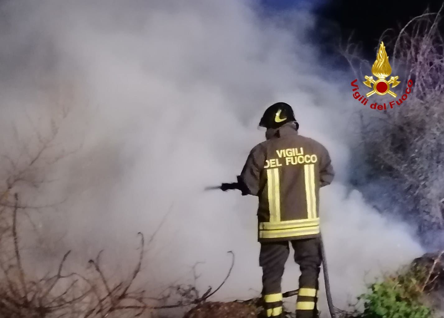 Fiamme nel Cagliaritano: a fuoco auto, rifiuti e vegetazione. Paura a Sant’Isidoro