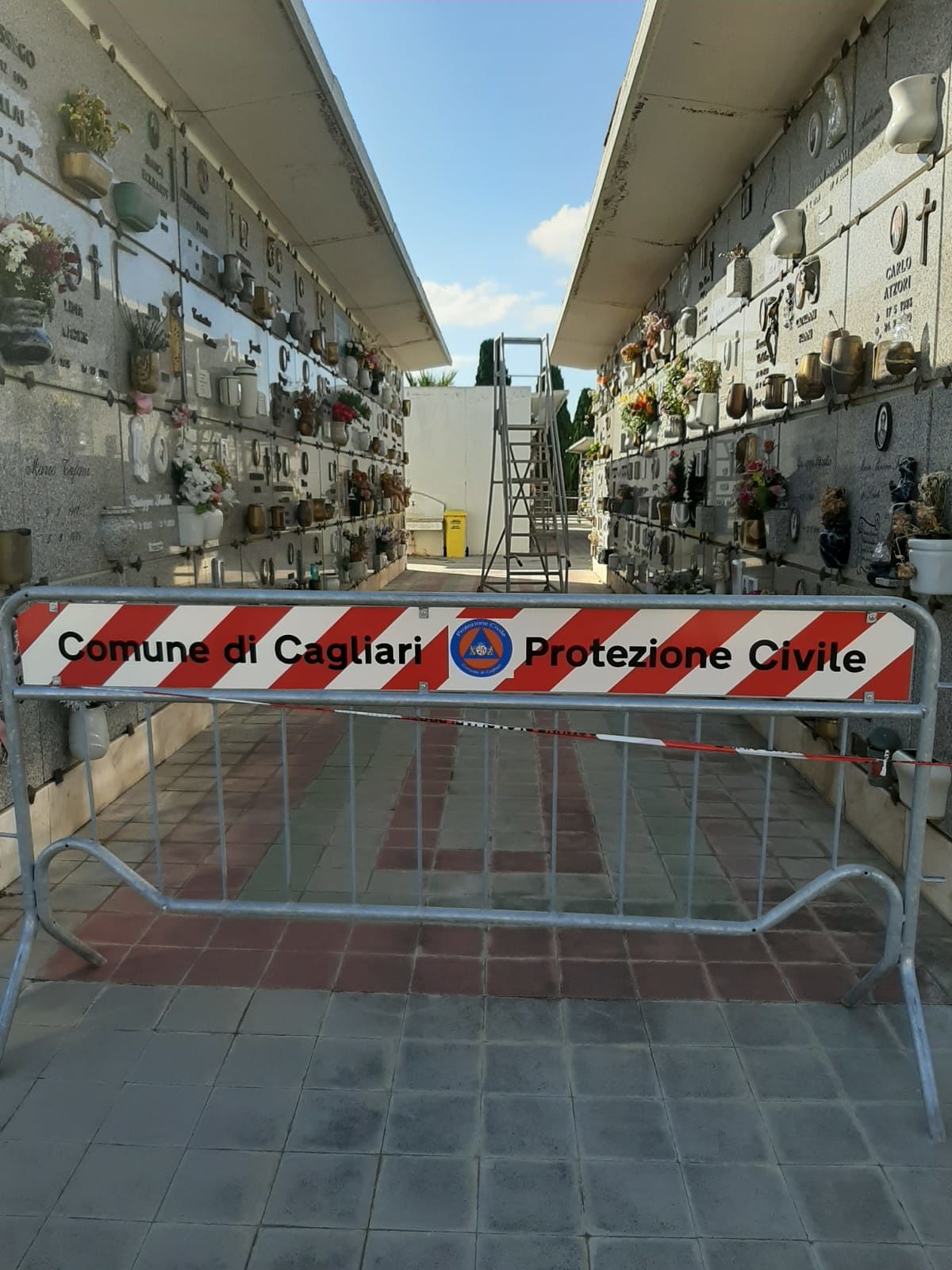 Cagliari, al cimitero impossibile mettere i fiori ai parenti: “San Michele, le transenne tra noi e i defunti”