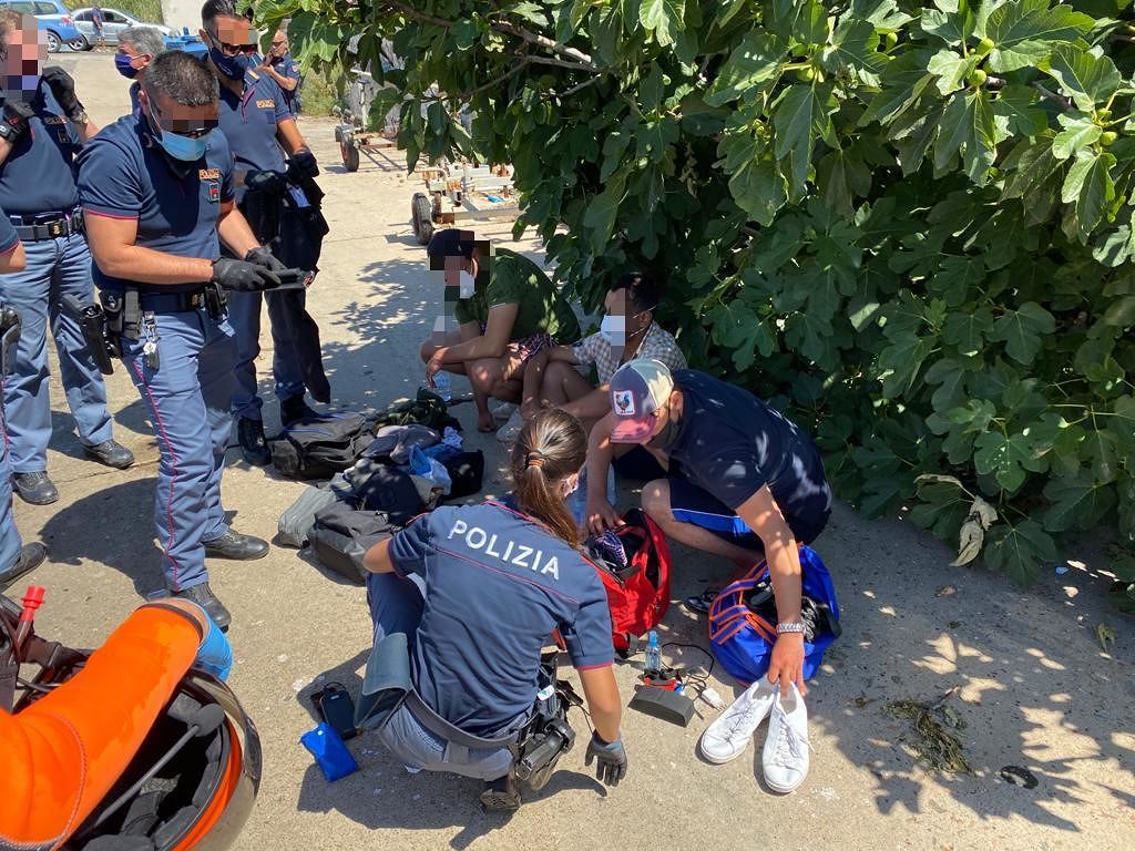 Cagliari, sbarco di migranti a Su Siccu: tre tunisini su un piccolo gommone