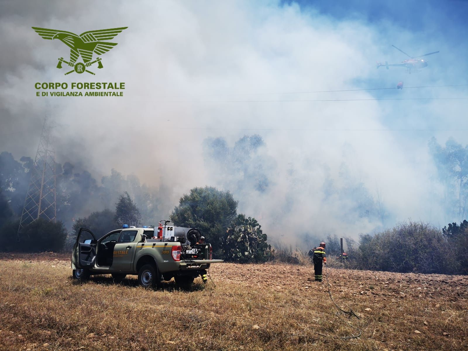 Quartucciu, maxi incendio in corso a Cuccuru Crobu: in azione elicottero e volontari