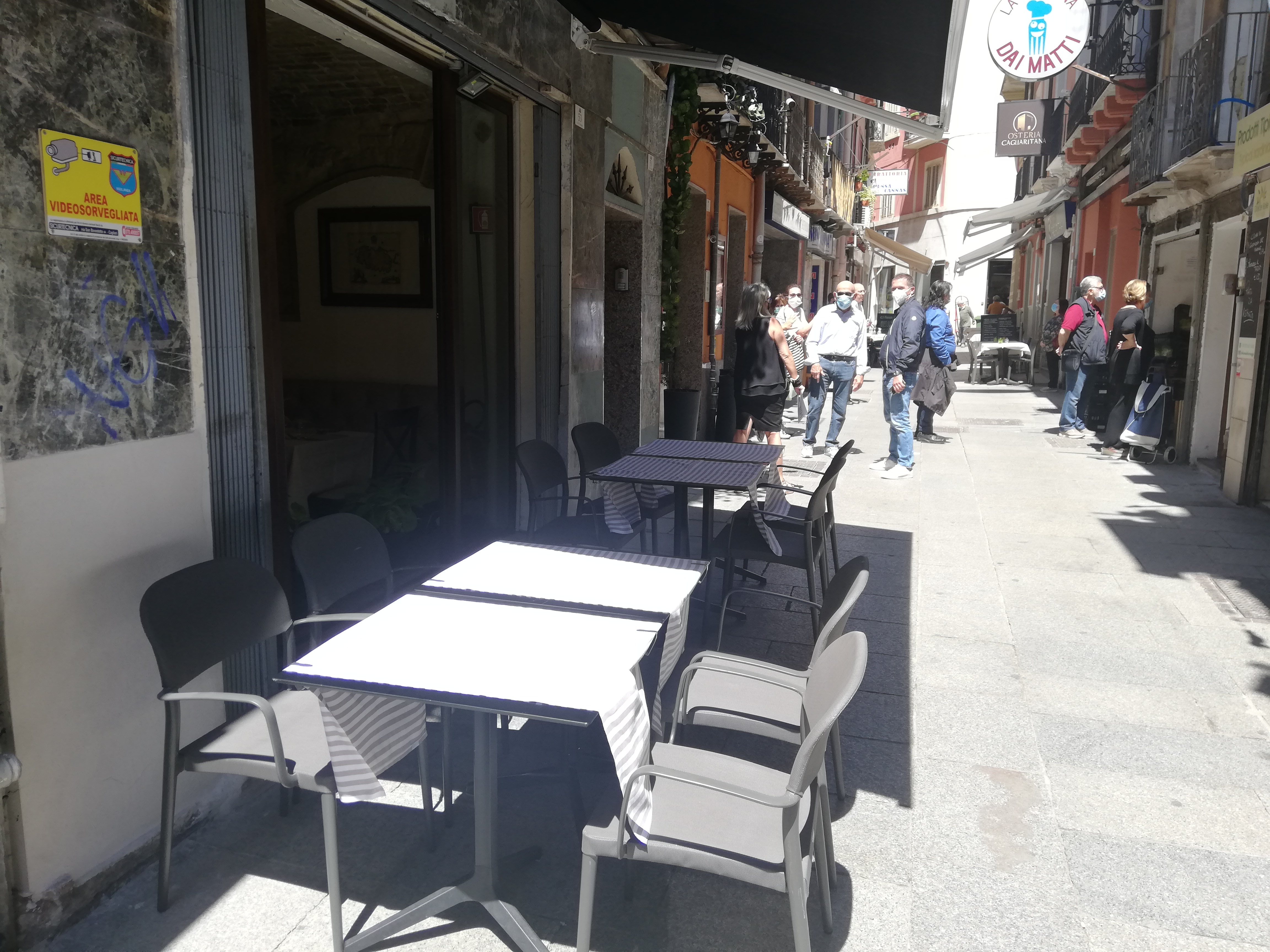 Cagliari, i ristoratori della Marina riaprono e sfidano la crisi: “Ma senza turisti sarà difficile”