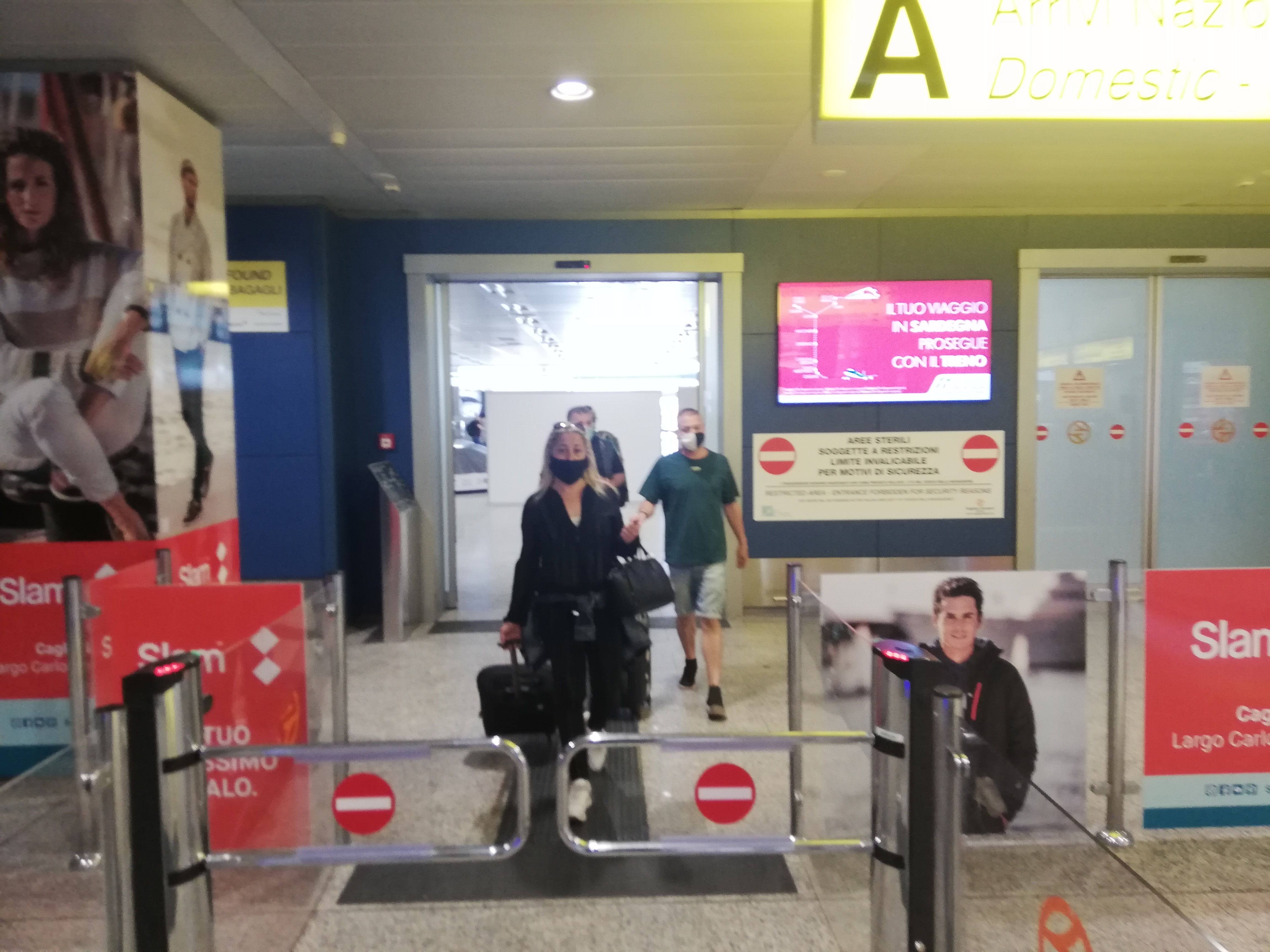 Cagliari, primo volo “libero” da Milano: i turisti? Sardi sbarcati per una vacanza