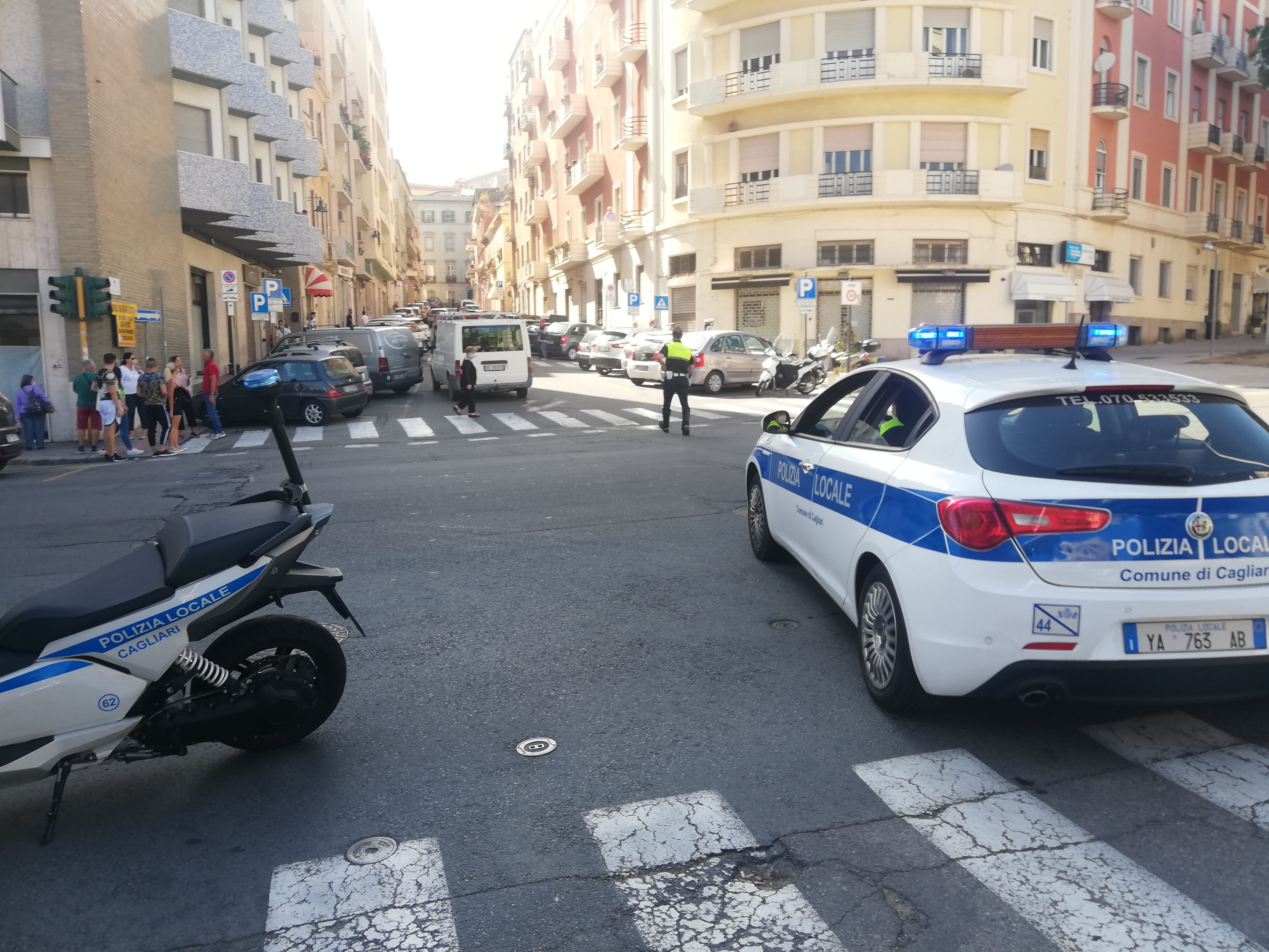 Paura a Cagliari, sfreccia con l’auto sui marciapiedi: uomo fermato dopo un inseguimento