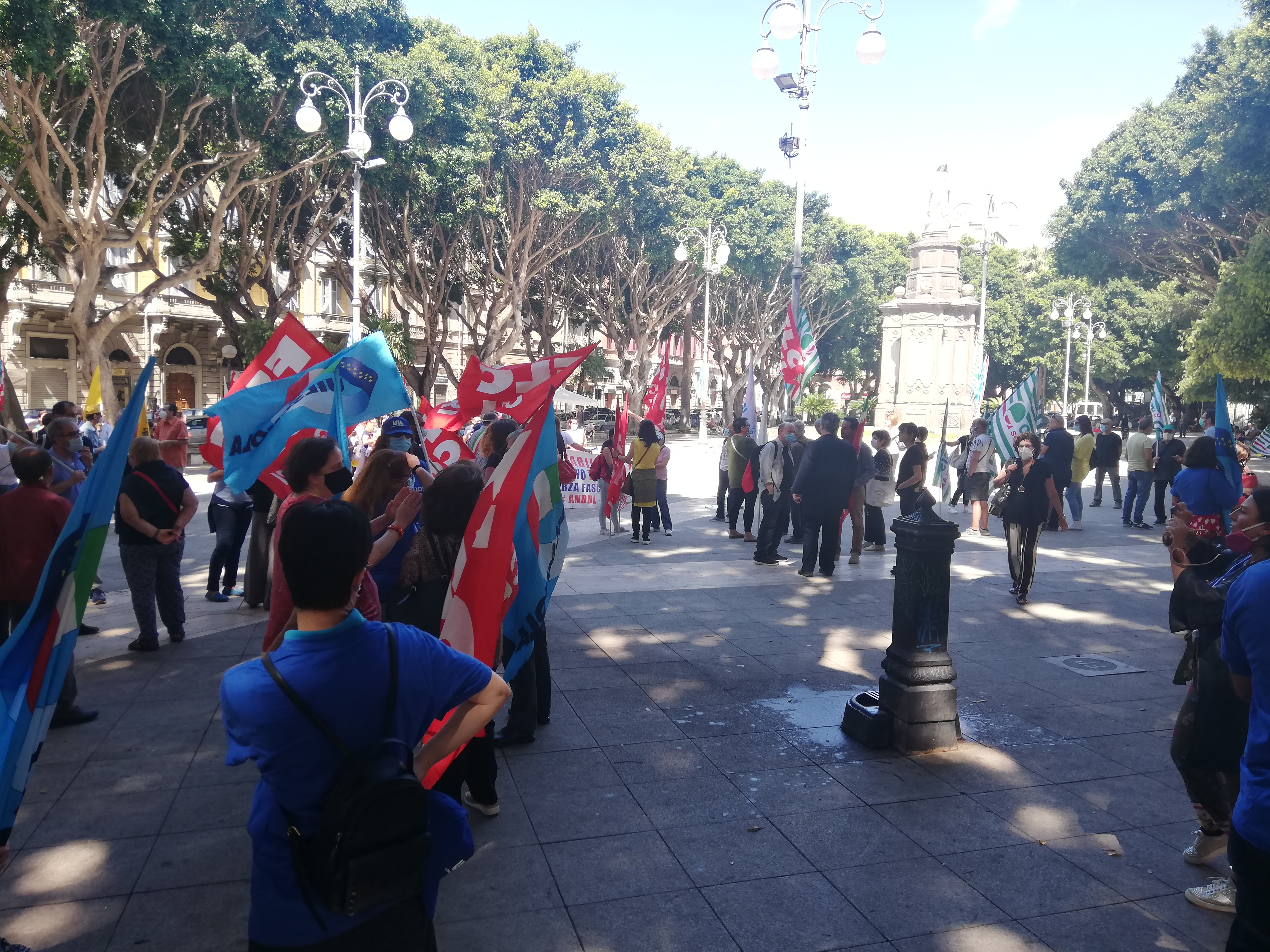 Cagliari, prof in piazza contro la Azzolina: “Vogliamo i doppi turni, non barriere di plexiglass”