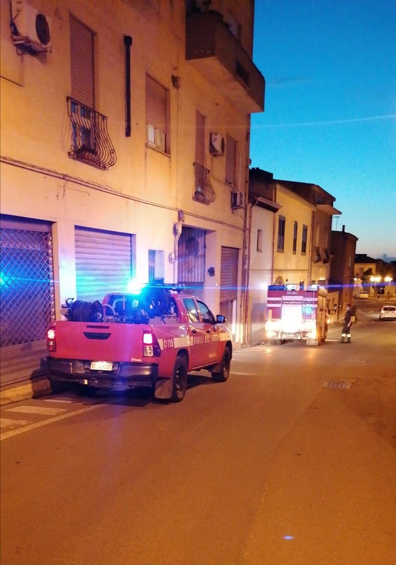 Serramanna, cadono calcinacci: vigili del fuoco in azione in via Serra