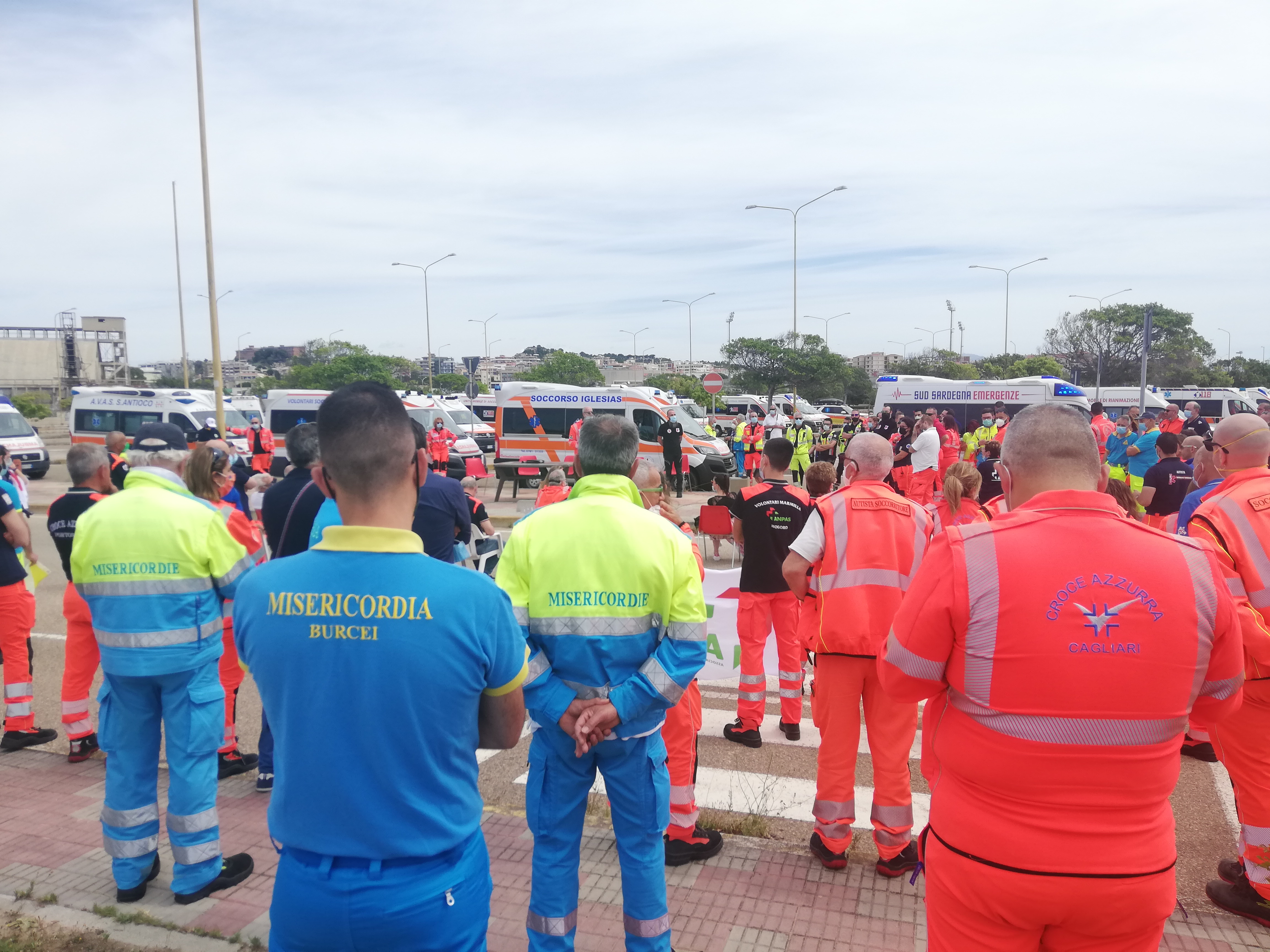 Sirene spiegate e rabbia, il mondo del 118 protesta a Cagliari: “Trascurati da troppi anni”