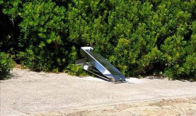 Dispenser distrutti e cartelli presi a sassate, vandali scatenati nelle spiagge di Sant’Antioco