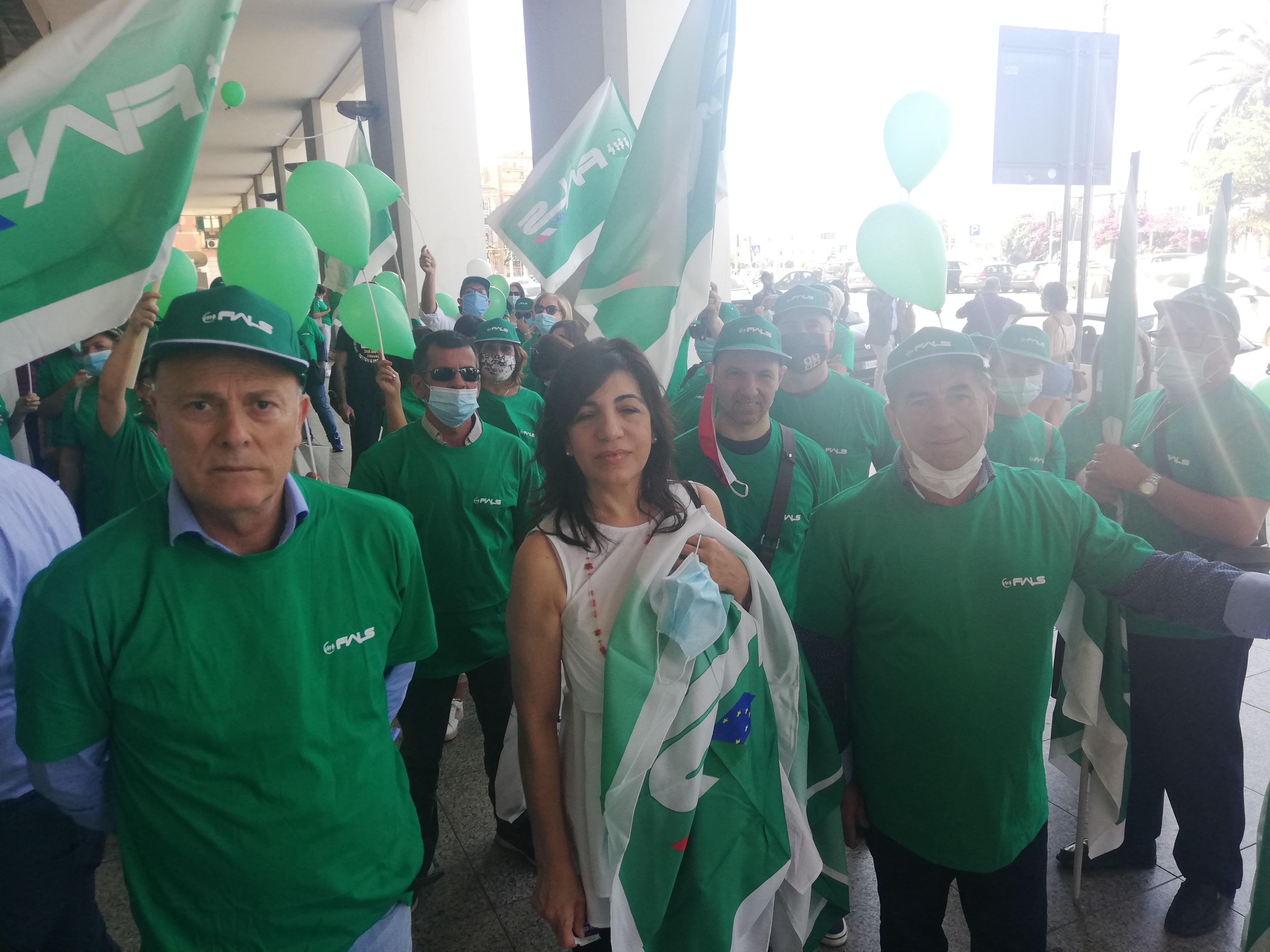 Cagliari, la rabbia di infermieri e Oss: “Ci avete chiamato eroi ma dove sono i fondi?” (VIDEO)