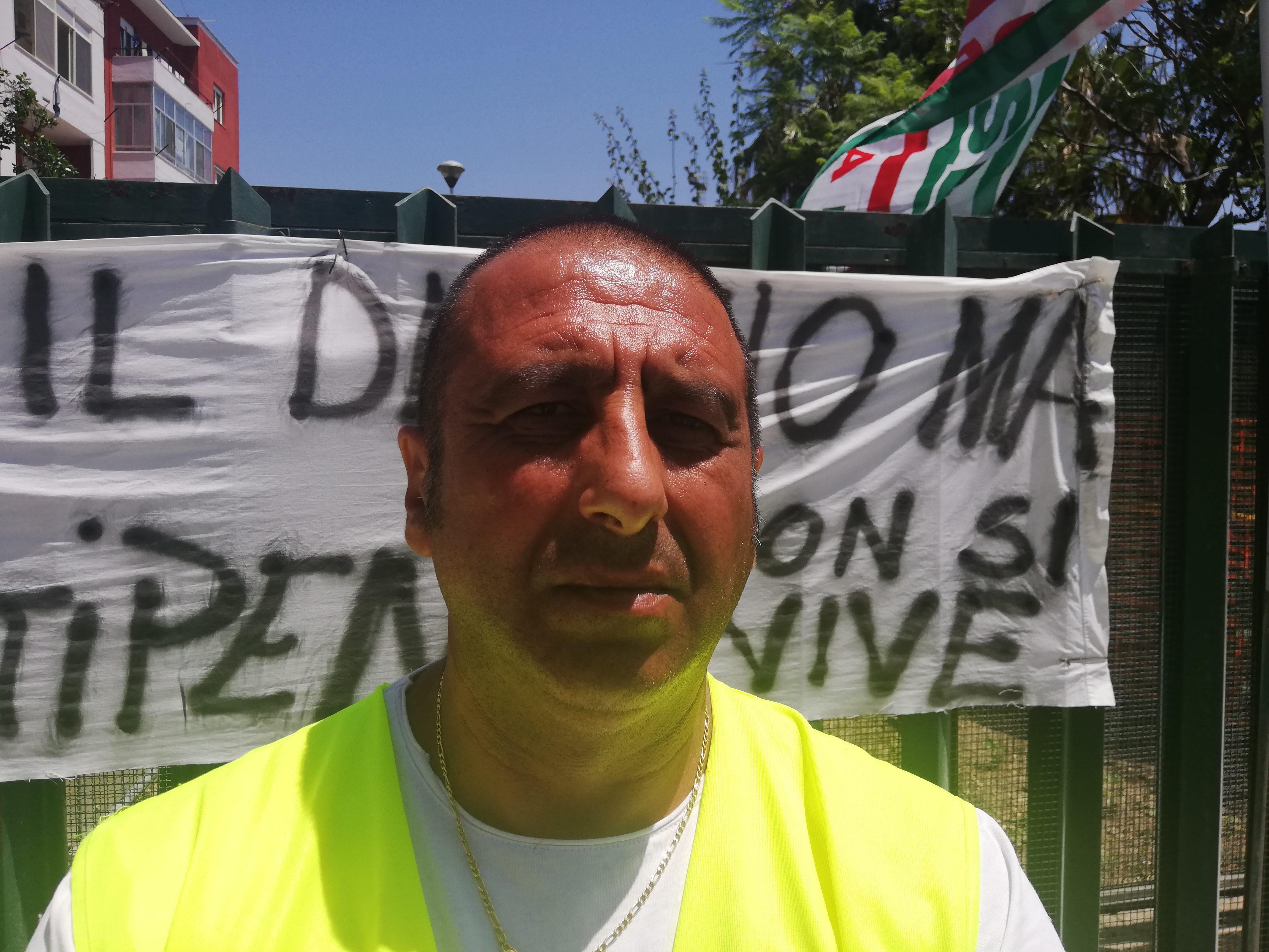 Gianluca, giardiniere cagliaritano: “Senza stipendio da marzo, chiedo soldi in giro e mi indebito”