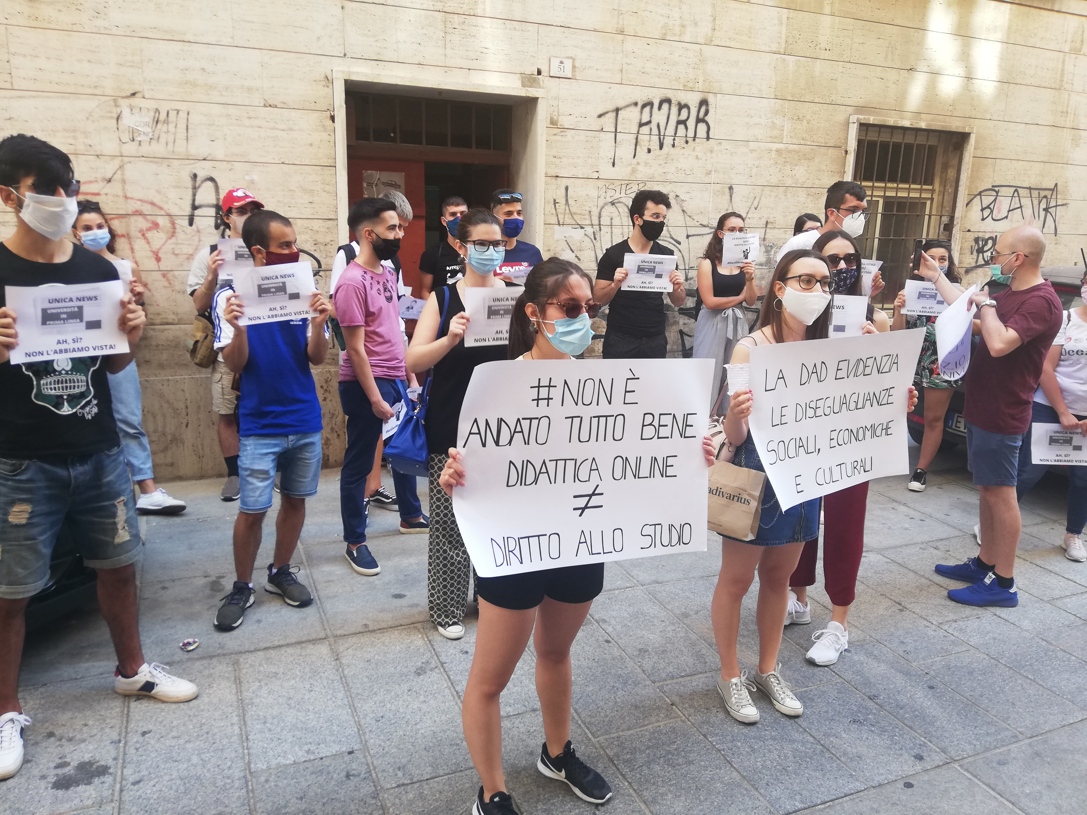 Cagliari, universitari in trincea: “Vogliamo gli appelli ad agosto e la riapertura totale delle biblioteche”