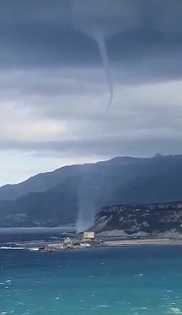Spettacolare tromba marina davanti alla costa di Bosa – video