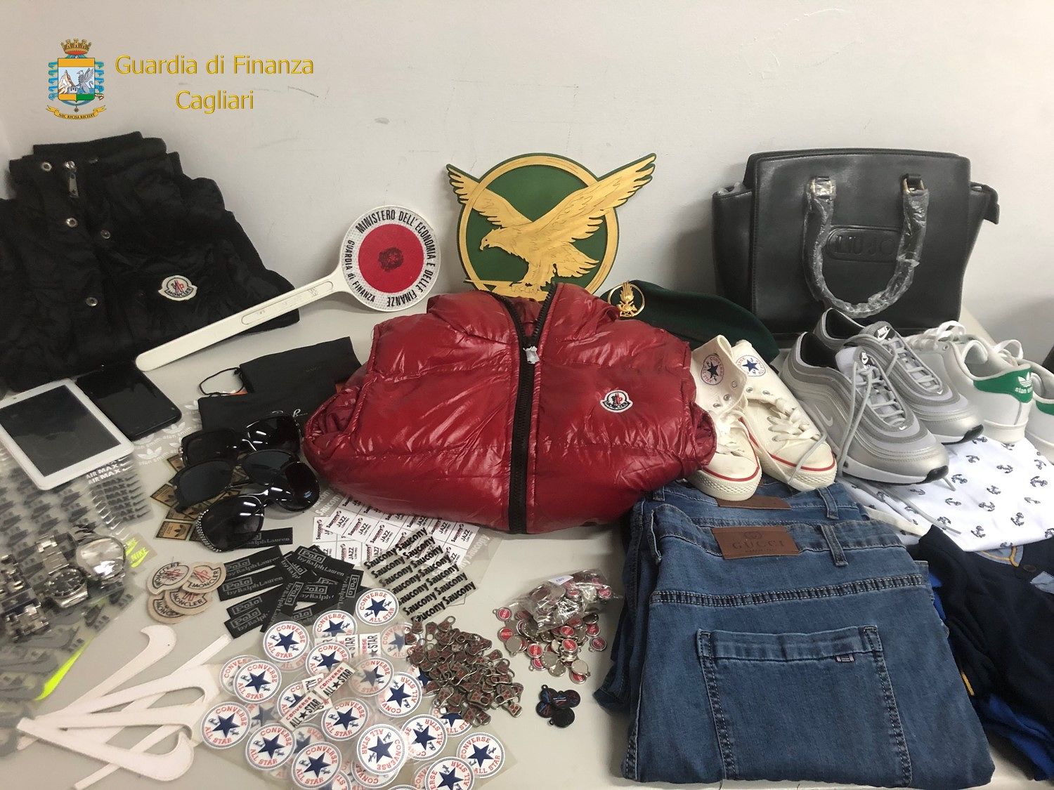 Cagliari, i Baschi Verdi arrestano un ambulante senegalese in via Roma: lancia i bustoni e tenta la fuga