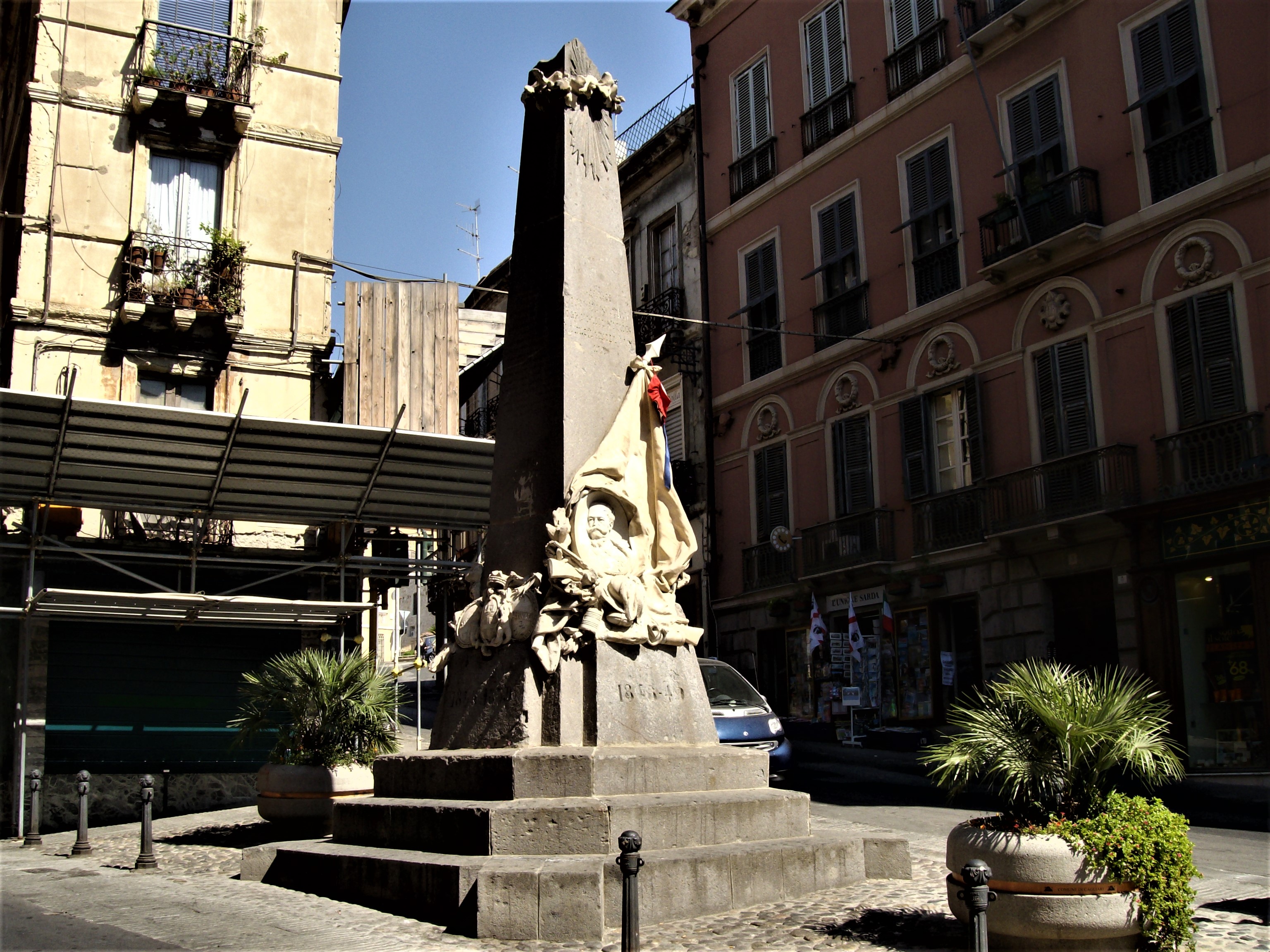 “Piazza Martiri, siamo sicuri sia sufficiente una piccola targa per ricordare Emilio Lussu?”