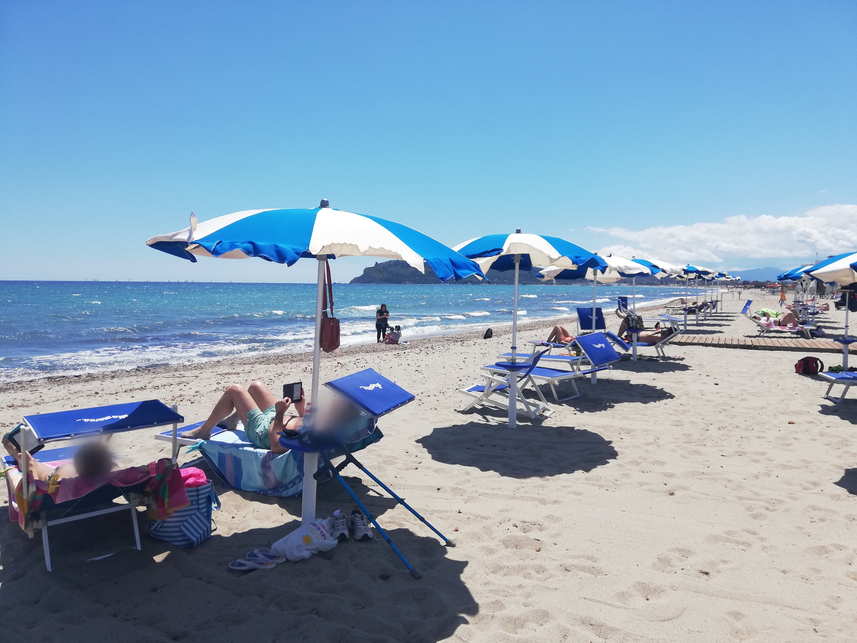 Quartu, lettini e ombrelloni gratis agli operatori sanitari al mare: “Siete nostri graditi ospiti”