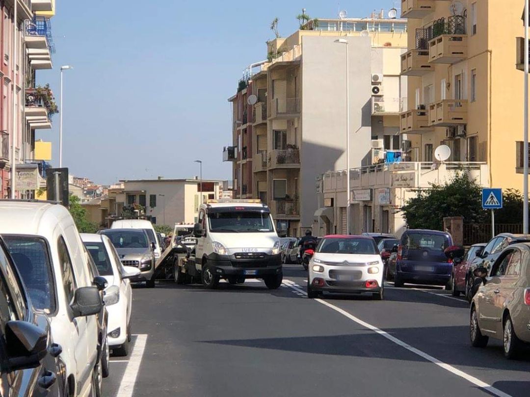Piste ciclabili a Cagliari, in via della Pineta carro attrezzi in azione e traffico in tilt