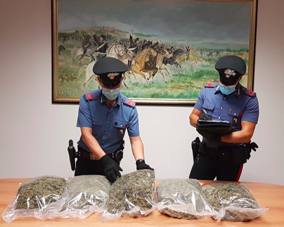 Olbia, coppia di fidanzati tenta di imbarcarsi per Livorno con 5 kg di marijuana nell’auto