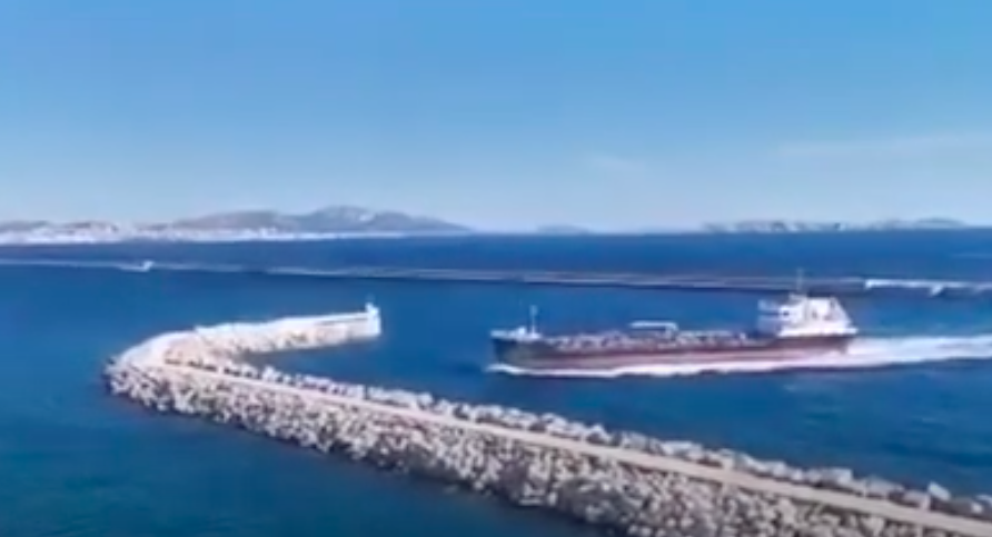 La petroliera va dritta contro la diga del porto di Marsiglia: scongiurato il disastro ambientale