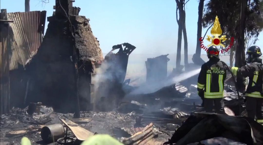 Elmas, maxi incendio al villaggio pescatori: tre baracche distrutte dalle fiamme (VIDEO)