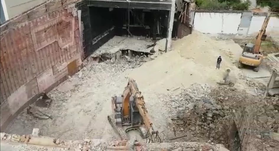 Cagliari, le ruspe demoliscono per sempre il cine-teatro Alfieri: giù la sala, via al palazzo