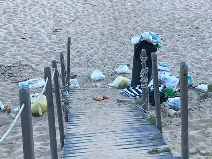 La grande vergogna nelle spiagge sarde: “Bentornati ai trogloditi dei rifiuti”