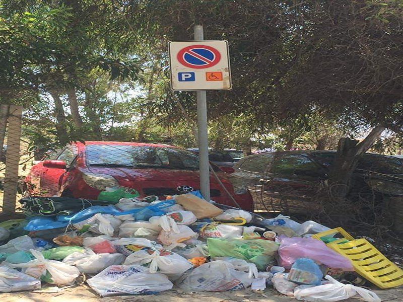 Vergogna a Baccu Mandara, parcheggio per disabili utilizzato come immondezzaio