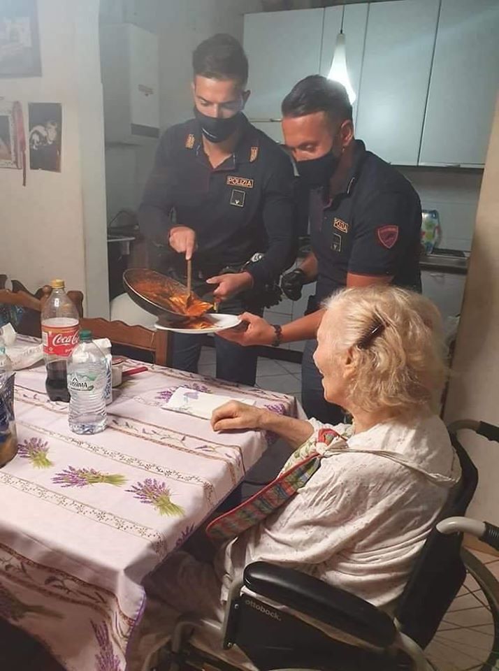 La badante non arriva, una anziana di 87 anni resta sola: i poliziotti ai fornelli le cucinano la cena