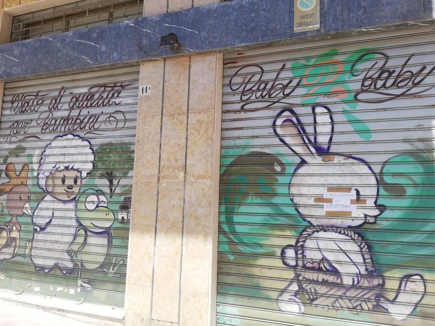 Cagliari, chiude lo storico ex mercatino dei vestiti usati per bimbi: “Uccisi dal Coronavirus”