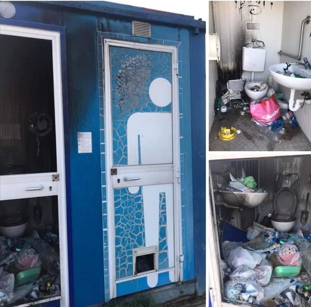Porte divelte e sporcizia ovunque: bagni off limits al Poetto di Quartu