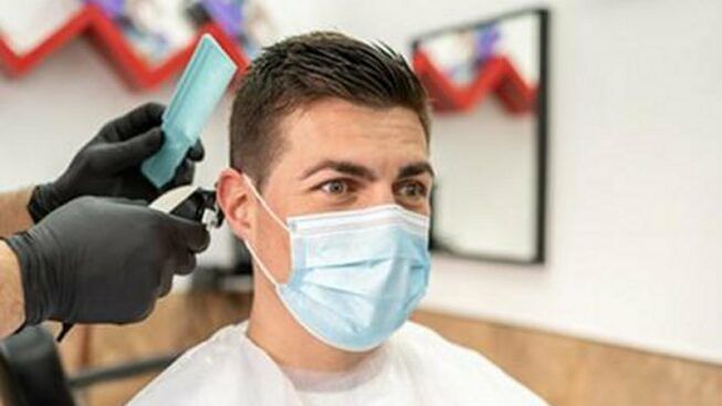 Cagliari, “barbieri e estetiste furbetti: prezzi aumentati per nascondere la tassa Covid”