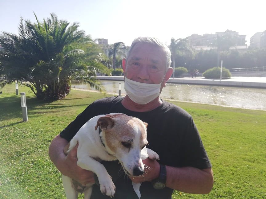 “Bottiglia d’acqua per la pipì del cane? No, a Cagliari la mia Candy la fa solo sull’erba”