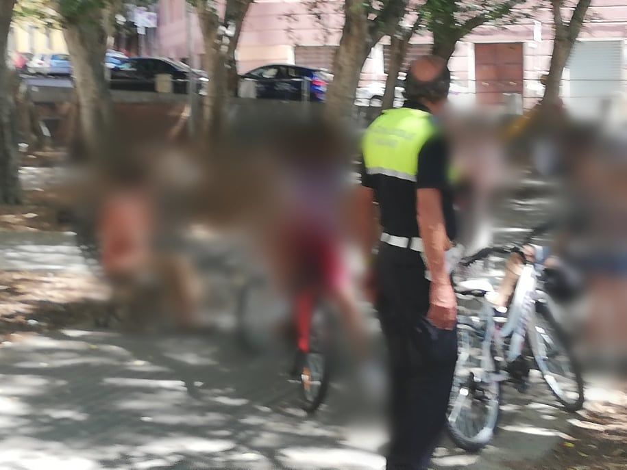 Cagliari, “ci sono ragazzini che corrono con le bici”: in piazza Garibaldi arrivano i vigili