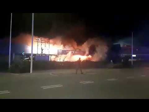 Cagliari, fiamme altissime da Stockhouse in viale Elmas: la puzza di bruciato si sente in tutta la città (VIDEO)